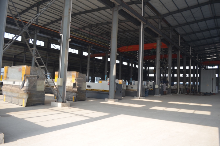 高效型四辊卷板机工作现场