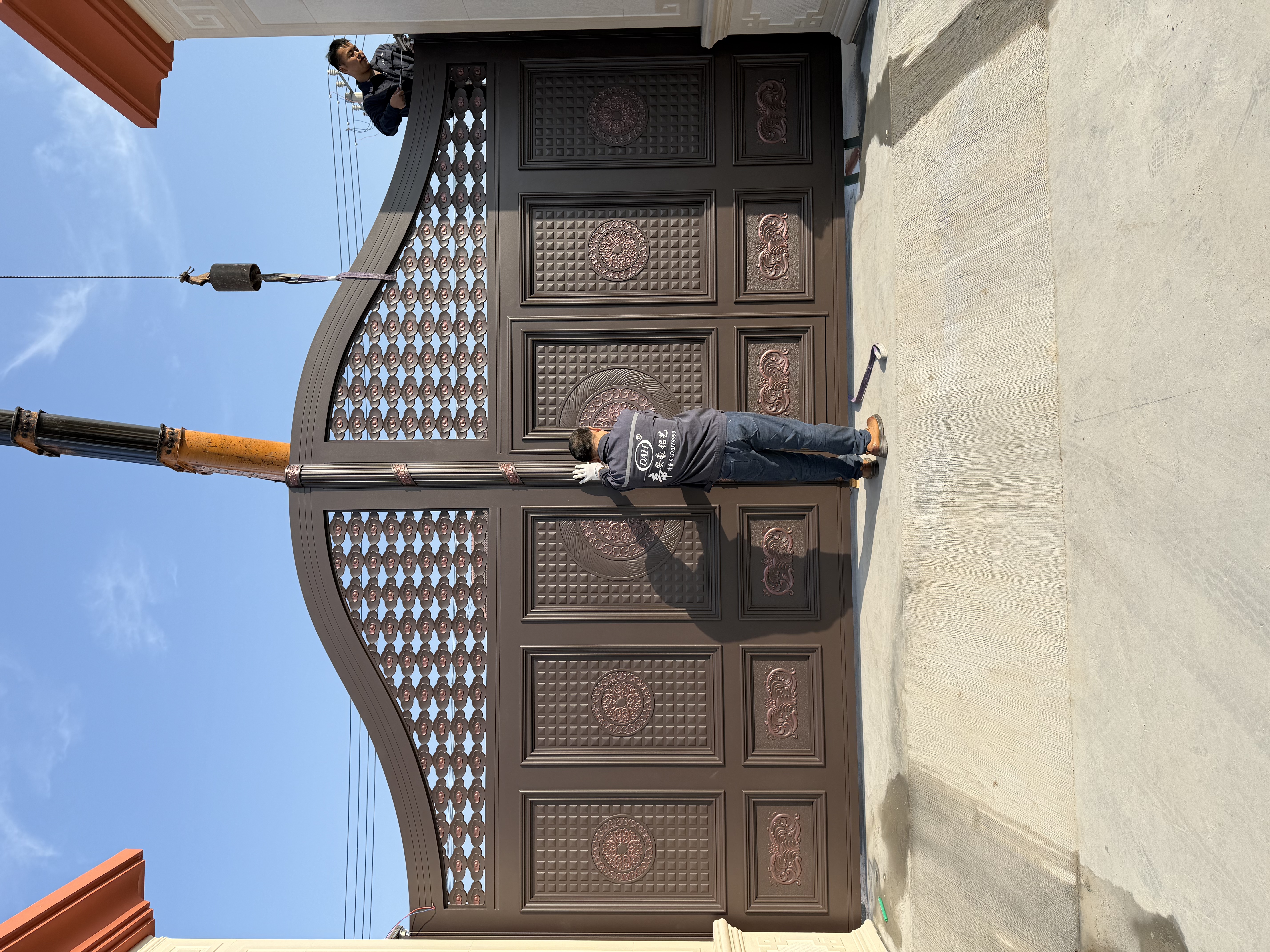 铝雕大门精细雕花细节