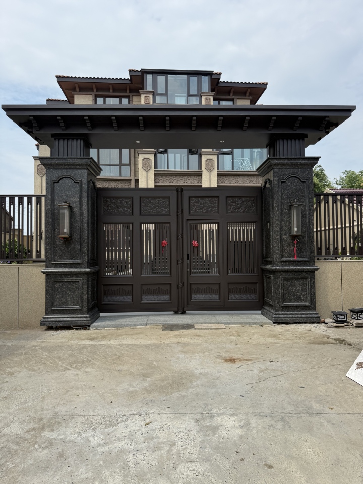 铝雕大门安装实景
