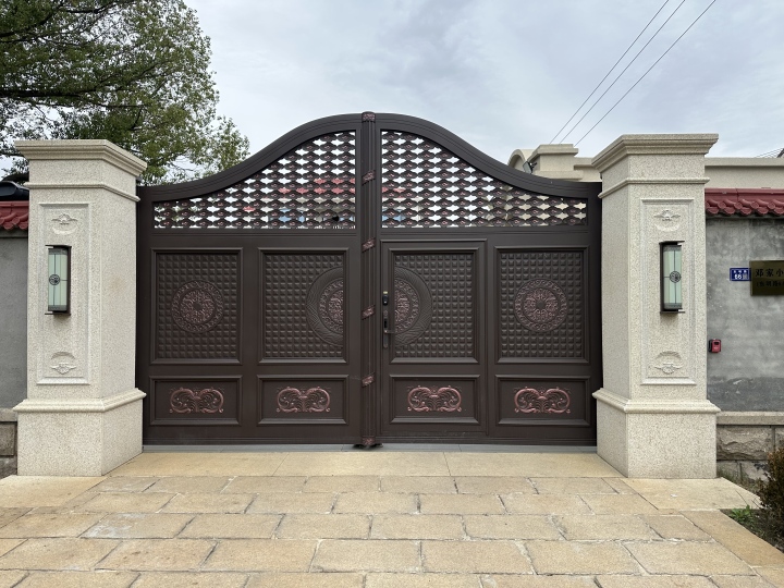 铝雕大门安装效果