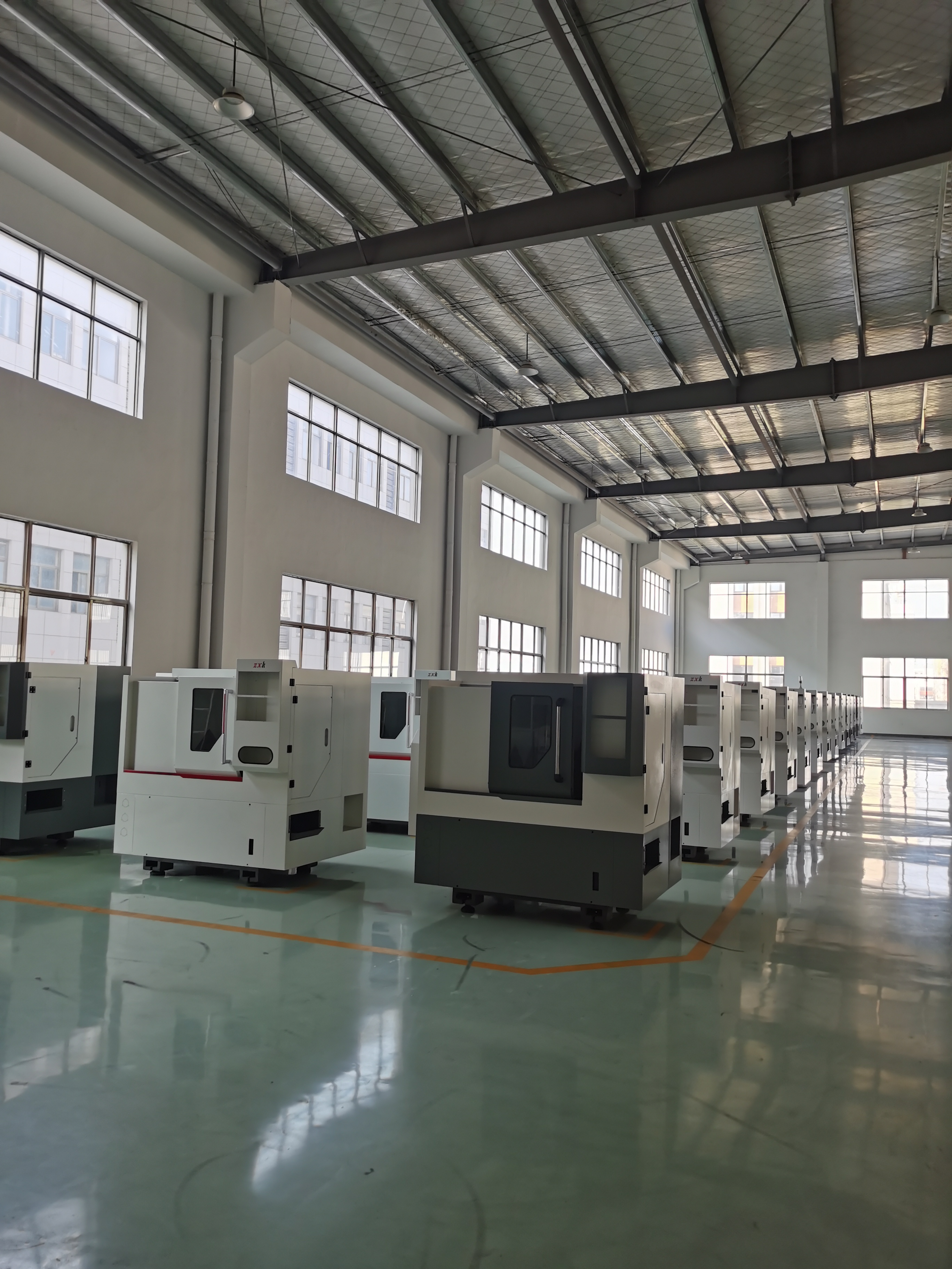 斜床身线轨车床内部结构