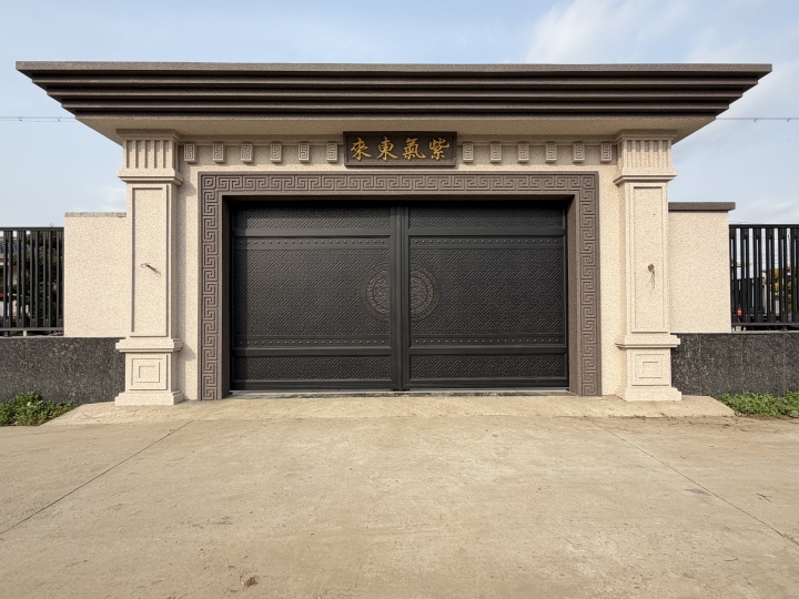 现代别墅与铝艺大门整体效果