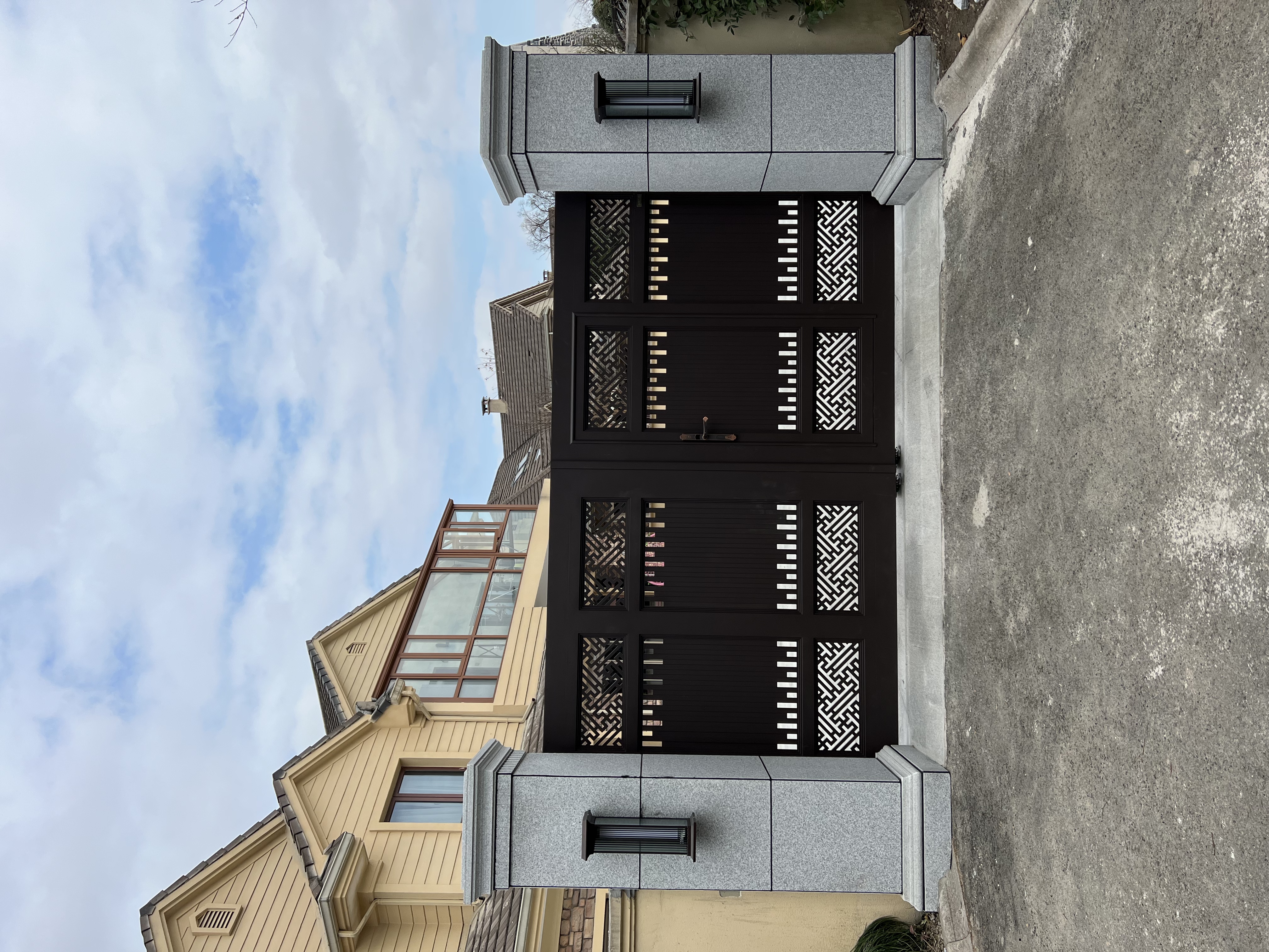 铝雕大门整体外观与庭院搭配