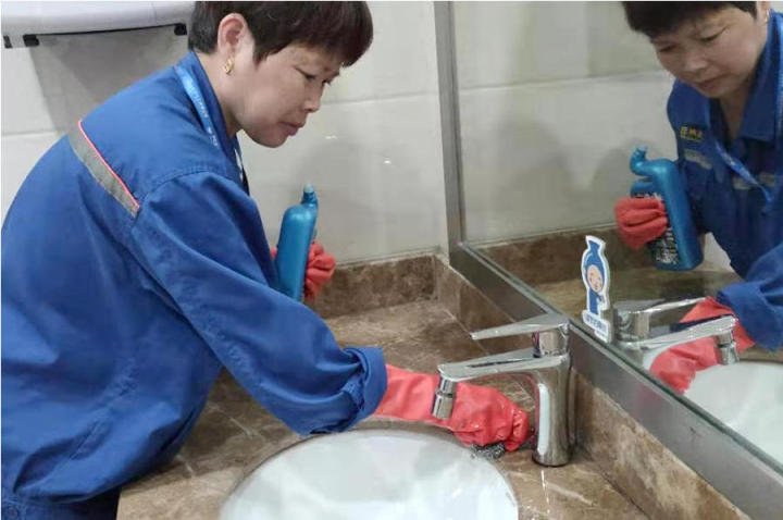 专业团队进行车间清洗作业