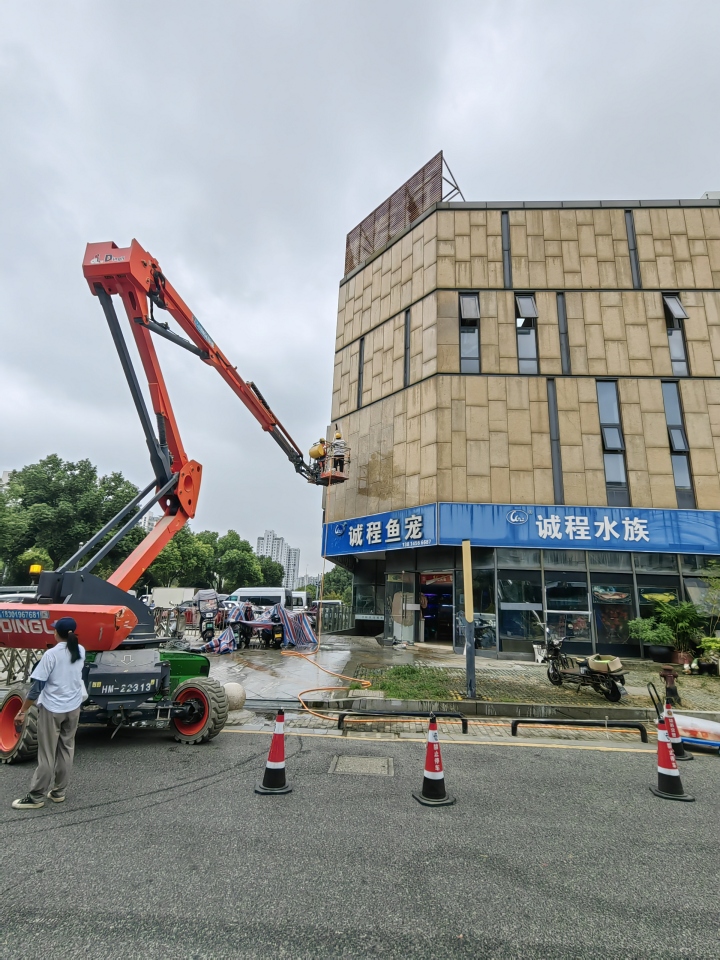 专业的超市保洁团队作业现场