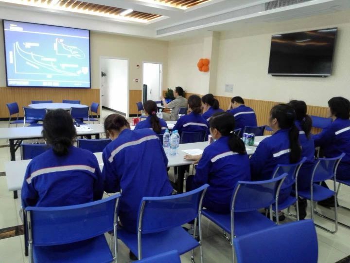 专业工厂清洗团队作业