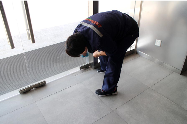 现代化清洁设备应用于超市保洁