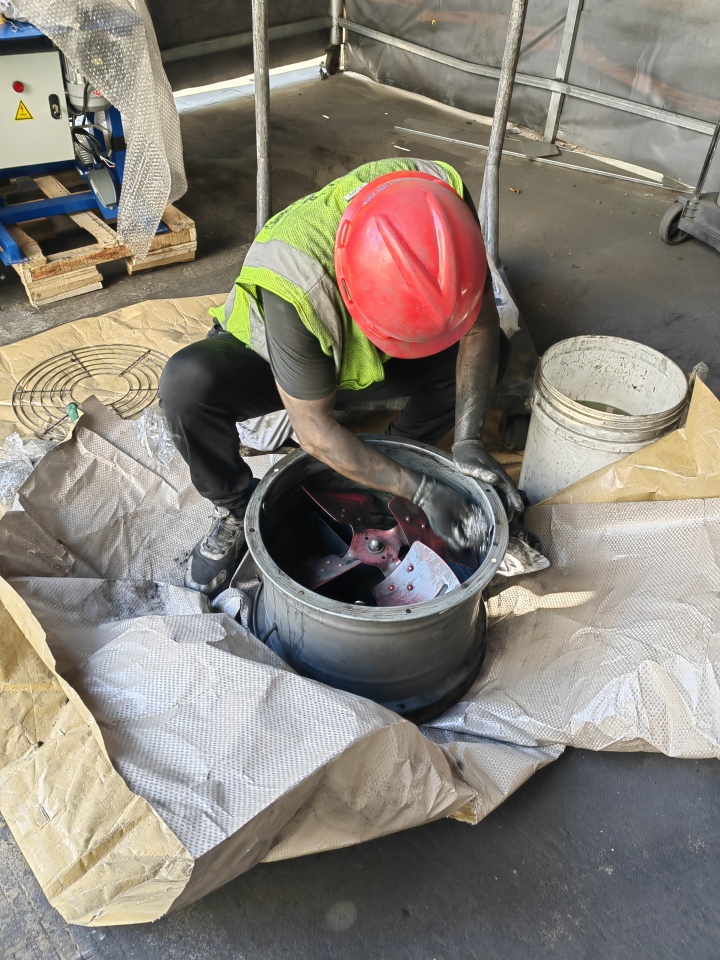 专业团队进行精细化清洁