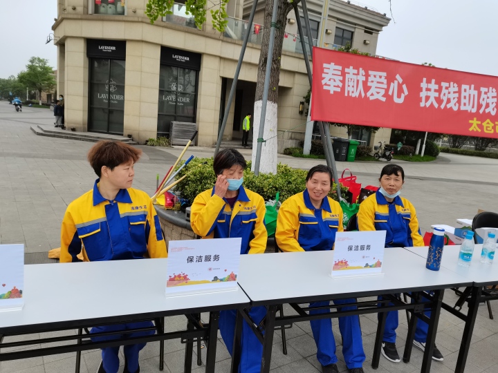 专业团队进行高标准清洁作业