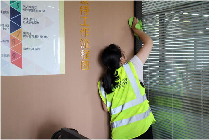 专业开荒除水泥渍施工现场