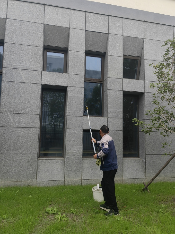 高标准保洁服务现场