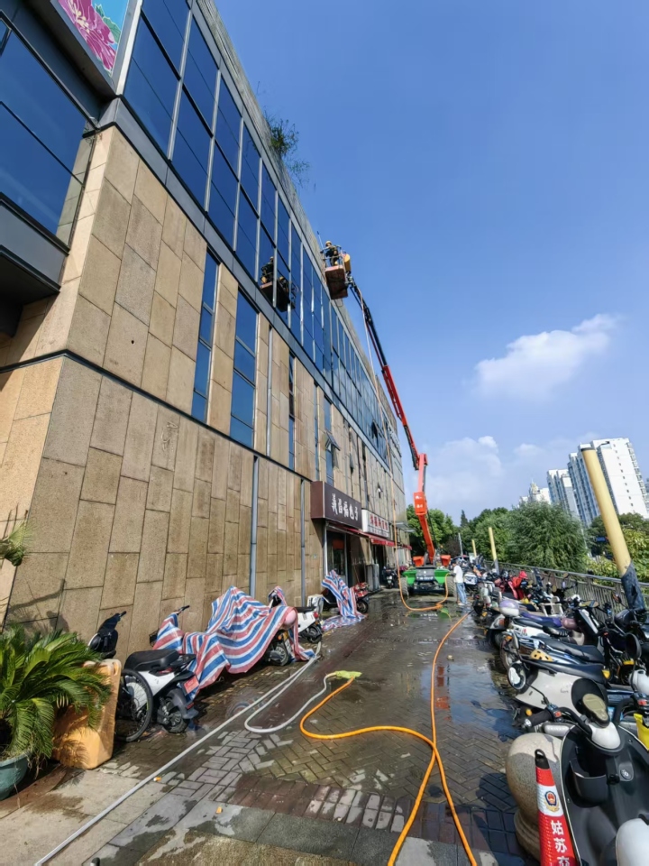 作业现场与资质展示