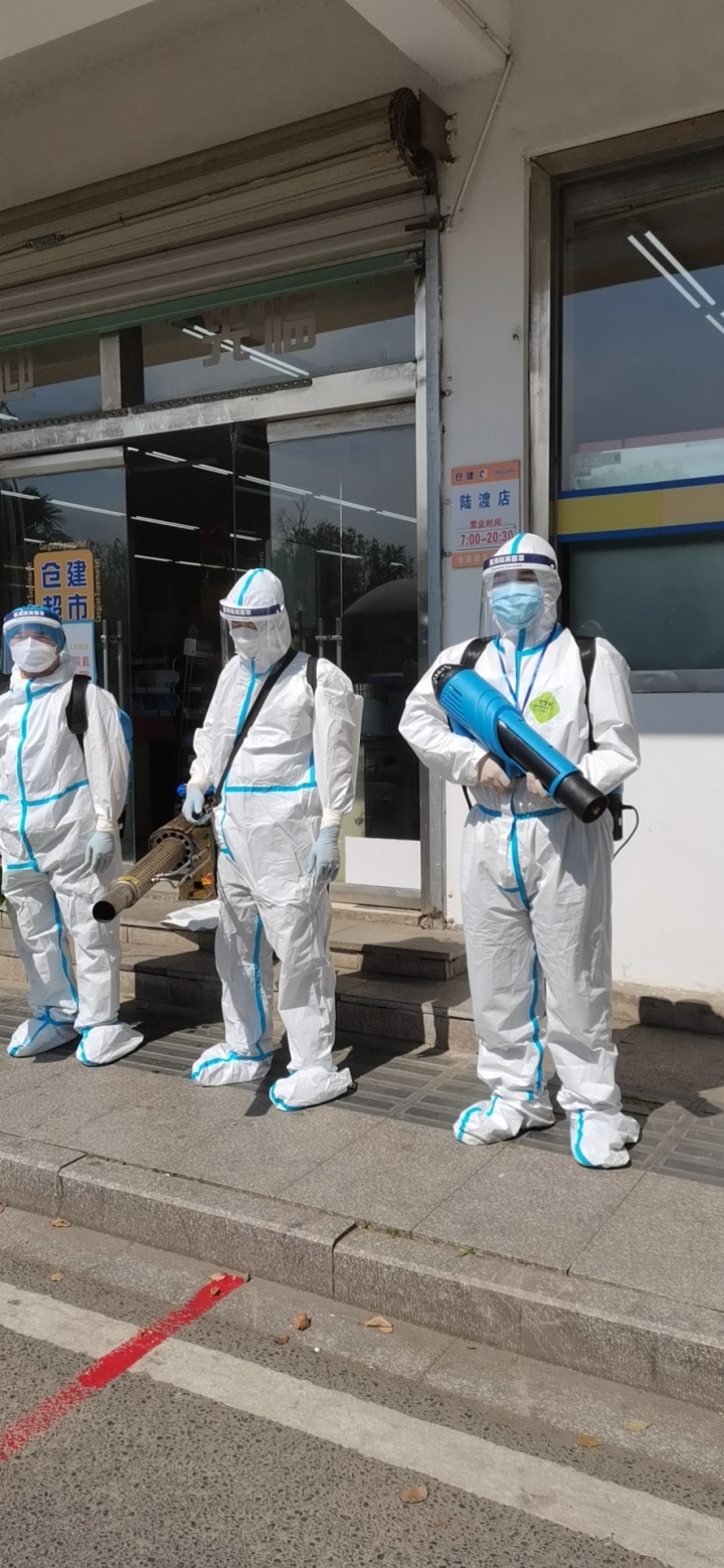 专业团队进行床垫清洗作业