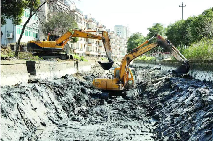 专业团队进行精密设备清洗