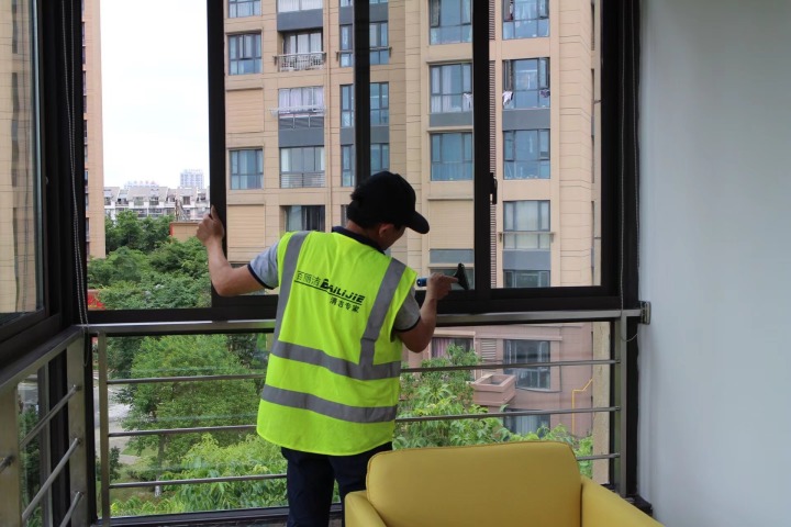 专业的厂房保洁作业现场