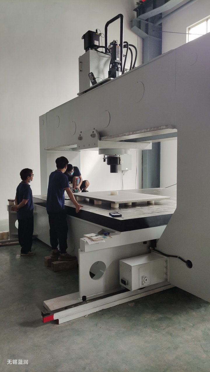 现代化自动龙门液压机生产车间