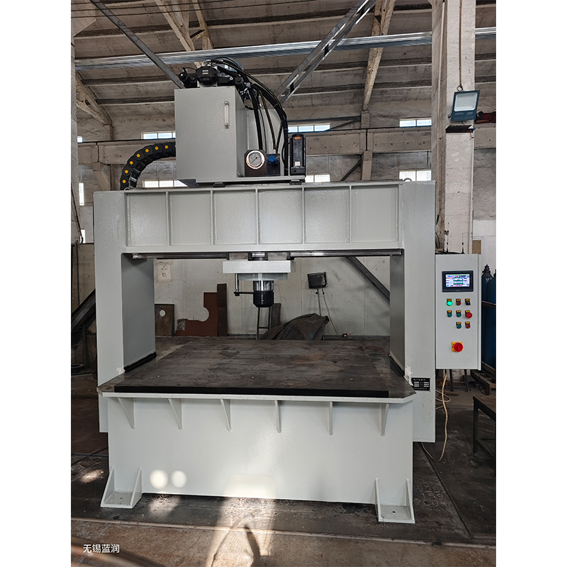 高精度龙门液压机正在进行精密部件加工