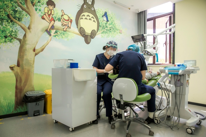 专家团队进行美牙方案研讨