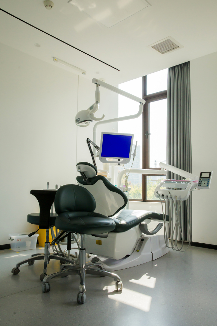 专业团队进行数字化正畸方案研讨