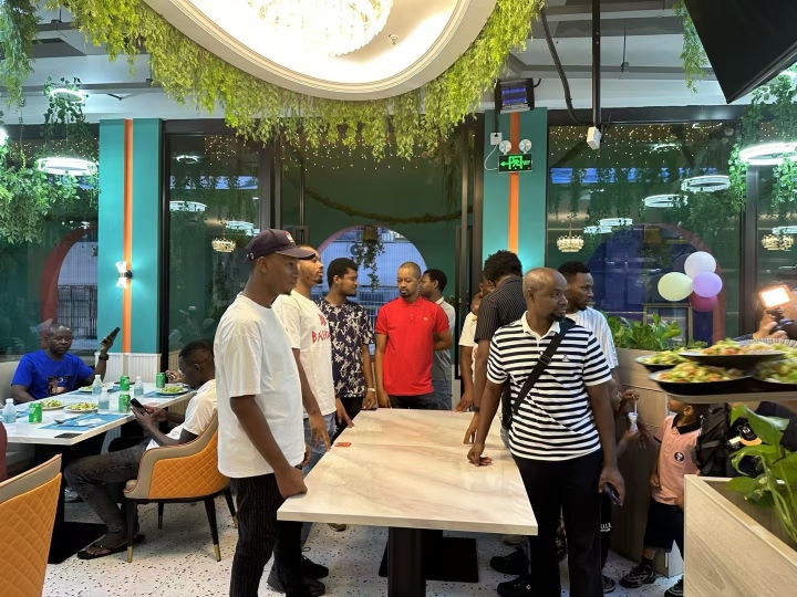 餐厅节日特色烤肉自助餐场景