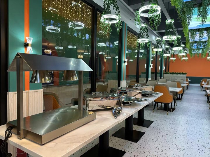 餐厅美食展示，突出阿拉伯风味海鲜菜肴的精致与特色