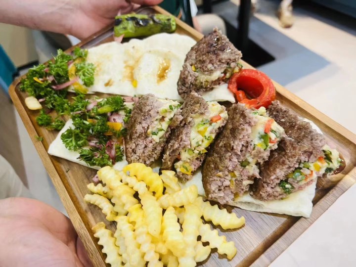 赛纳塔餐厅宽敞的团体宴请场地