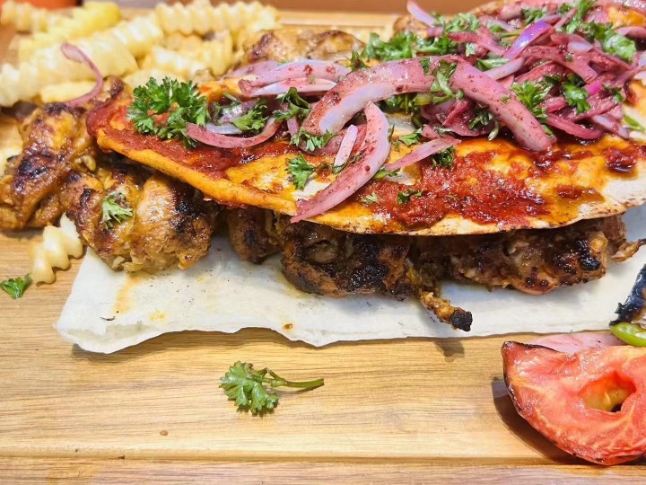 赛纳塔餐厅外景或氛围图，体现其作为地标性餐厅的格调