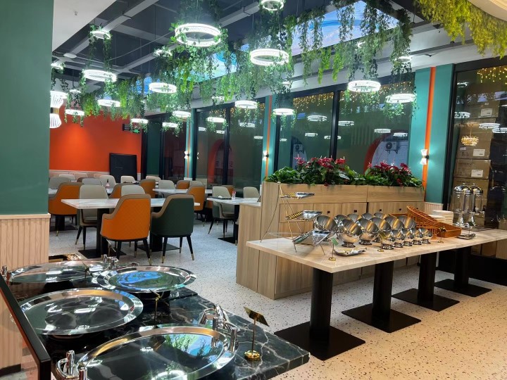 温馨舒适的餐厅内部绿植点缀