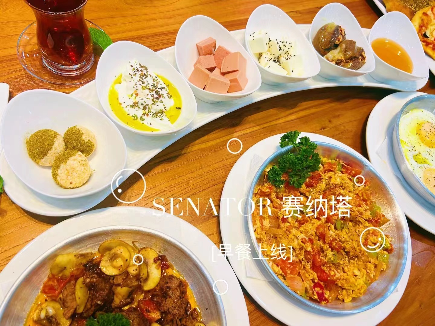 厨师正在精心烹制阿拉伯风味海鲜大餐