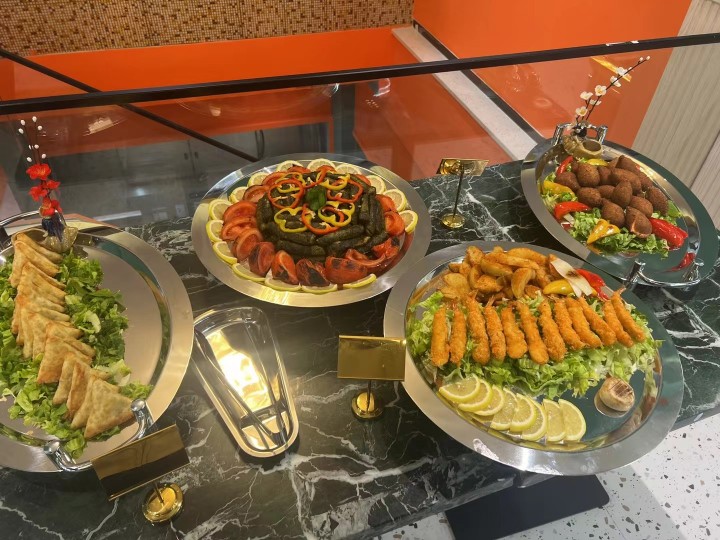 多人聚餐欢乐场景