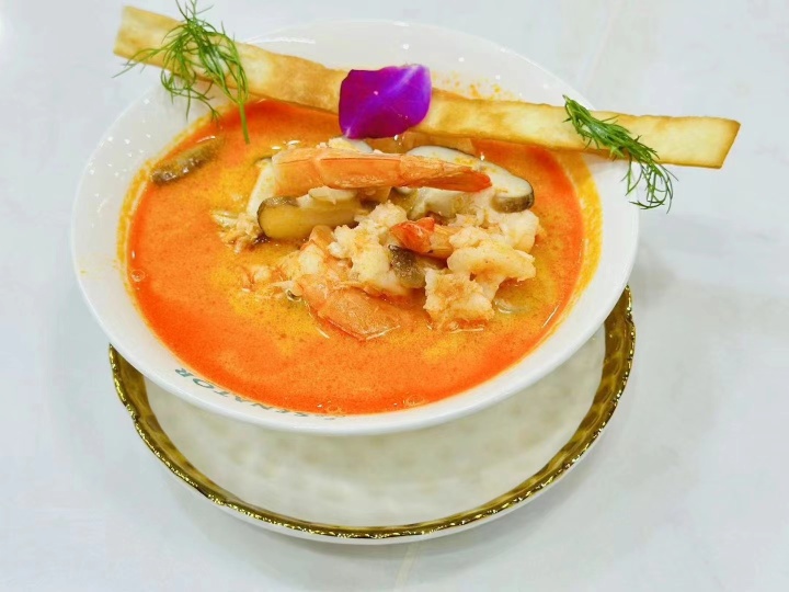 餐厅内精致的餐具与美食陈列