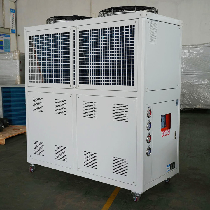 工程师使用专业仪器检测冷油机出油温度与稳定性