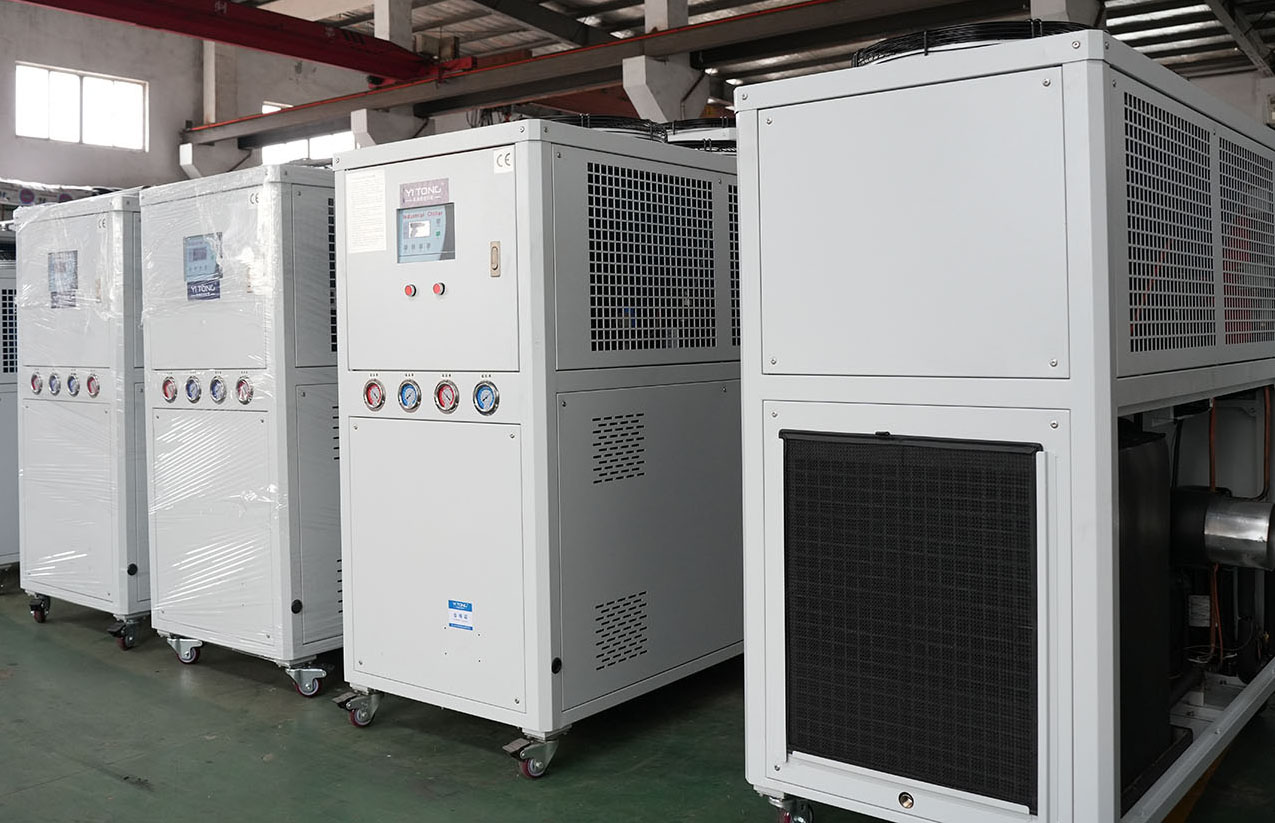 现代化车间内的水冷式螺杆冷水机安装实景