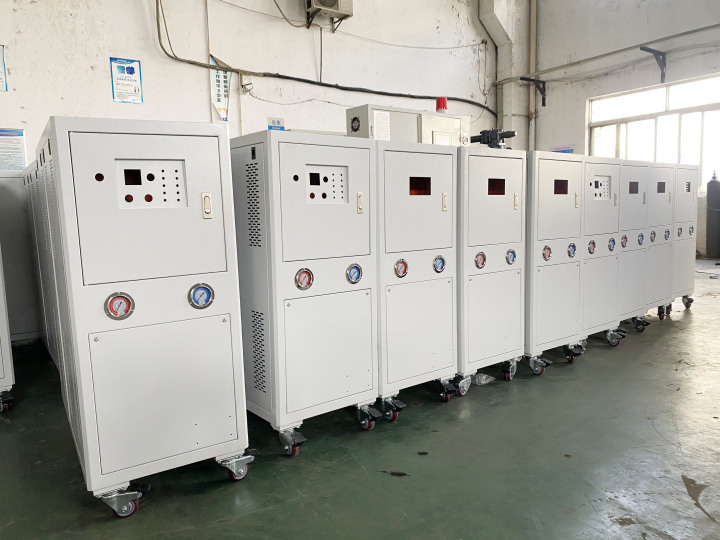 风冷式冷水机生产车间与精密加工设备