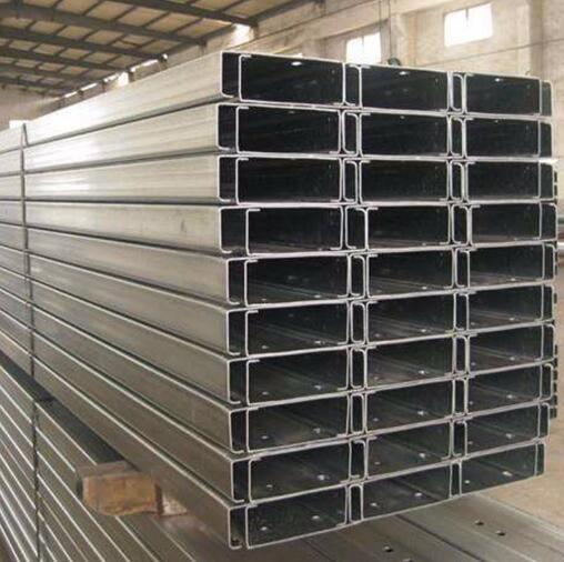 大型钢结构构件吊装现场