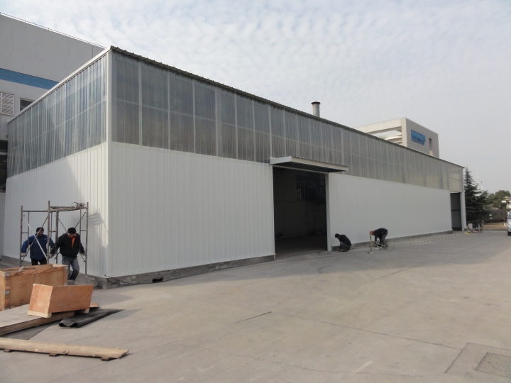 现代化钢结构厂房车间内部