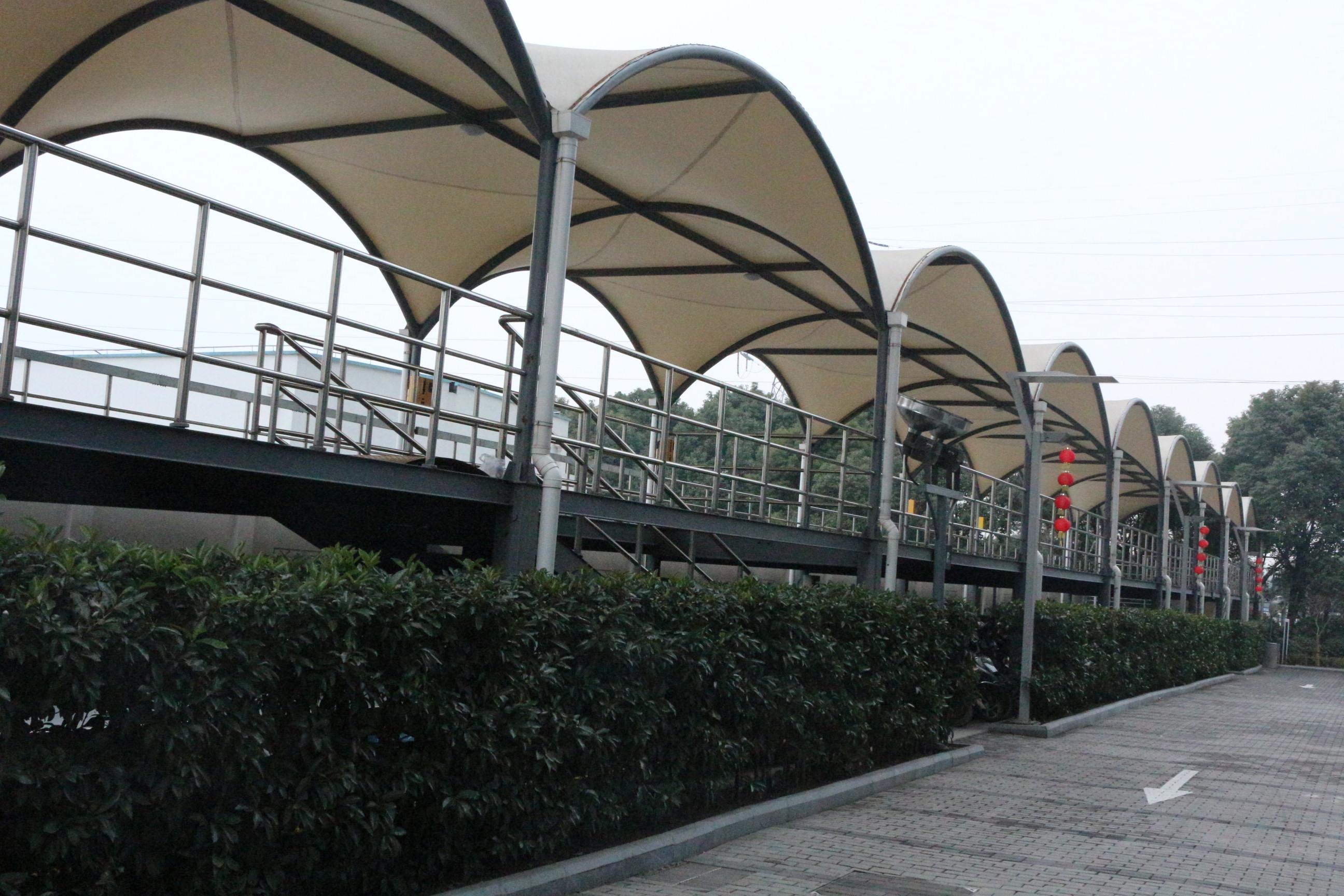 已竣工的钢结构车棚雨棚实景
