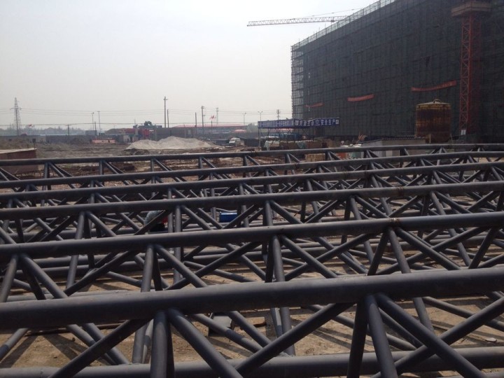 大型管桁架网架吊装施工现场