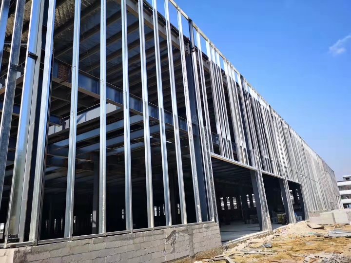 建成投入使用的标准化钢结构厂房外观