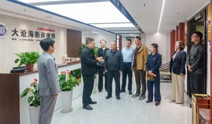 温馨的家庭财富规划咨询场景