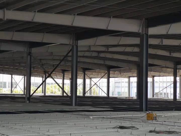 现代化钢结构平台生产车间
