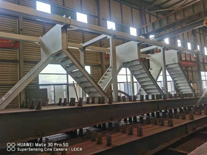 严谨的钢结构楼梯安装与质检现场