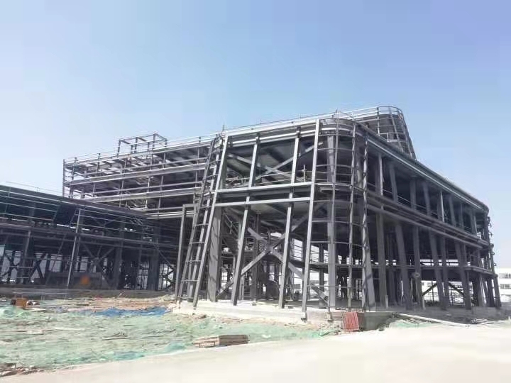 现代化钢结构厂房内部