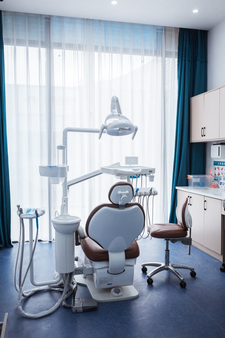 舒适明亮的现代化口腔诊疗环境