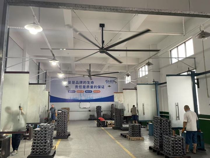 现代化五金生产车间