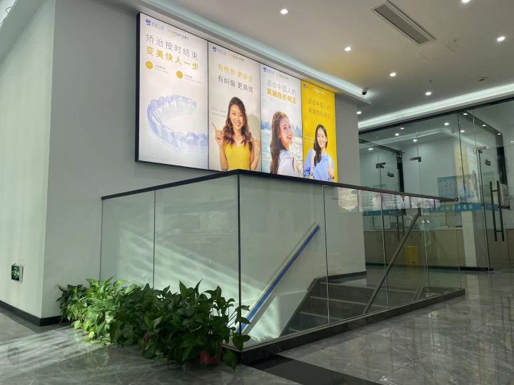 医生正在进行数字化种牙方案设计