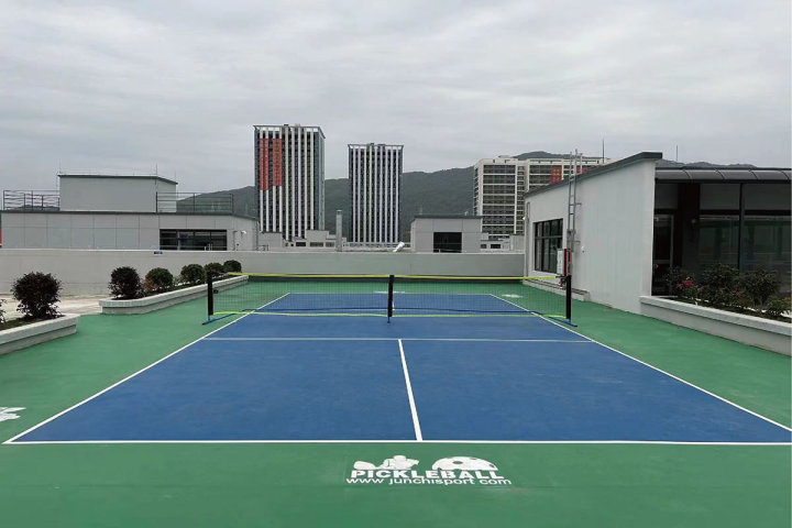 现代化的匹克球拍定制生产线