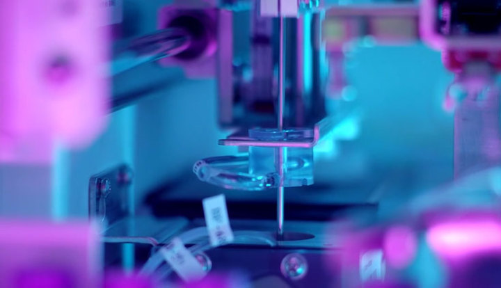 宣传片制作后期剪辑与特效合成工作场景