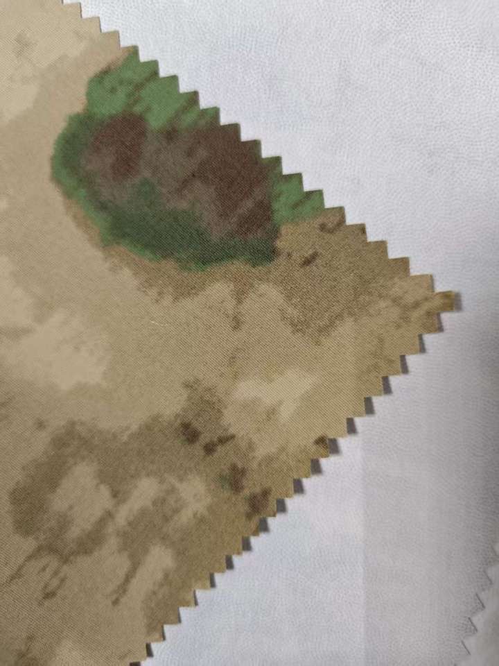 多种冲锋衣面料样品展示