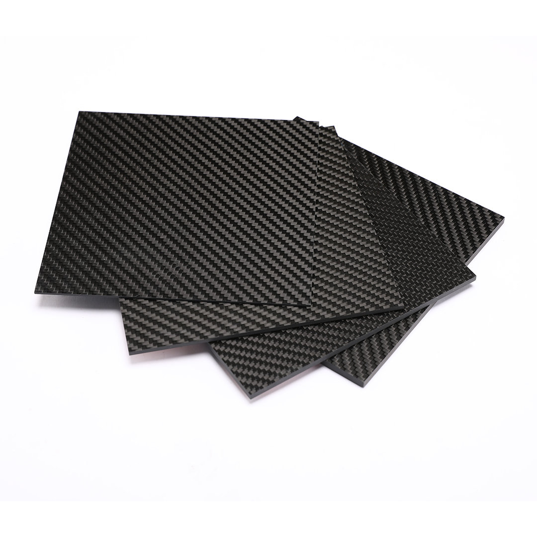 多种规格与表面处理的碳纤维板展示